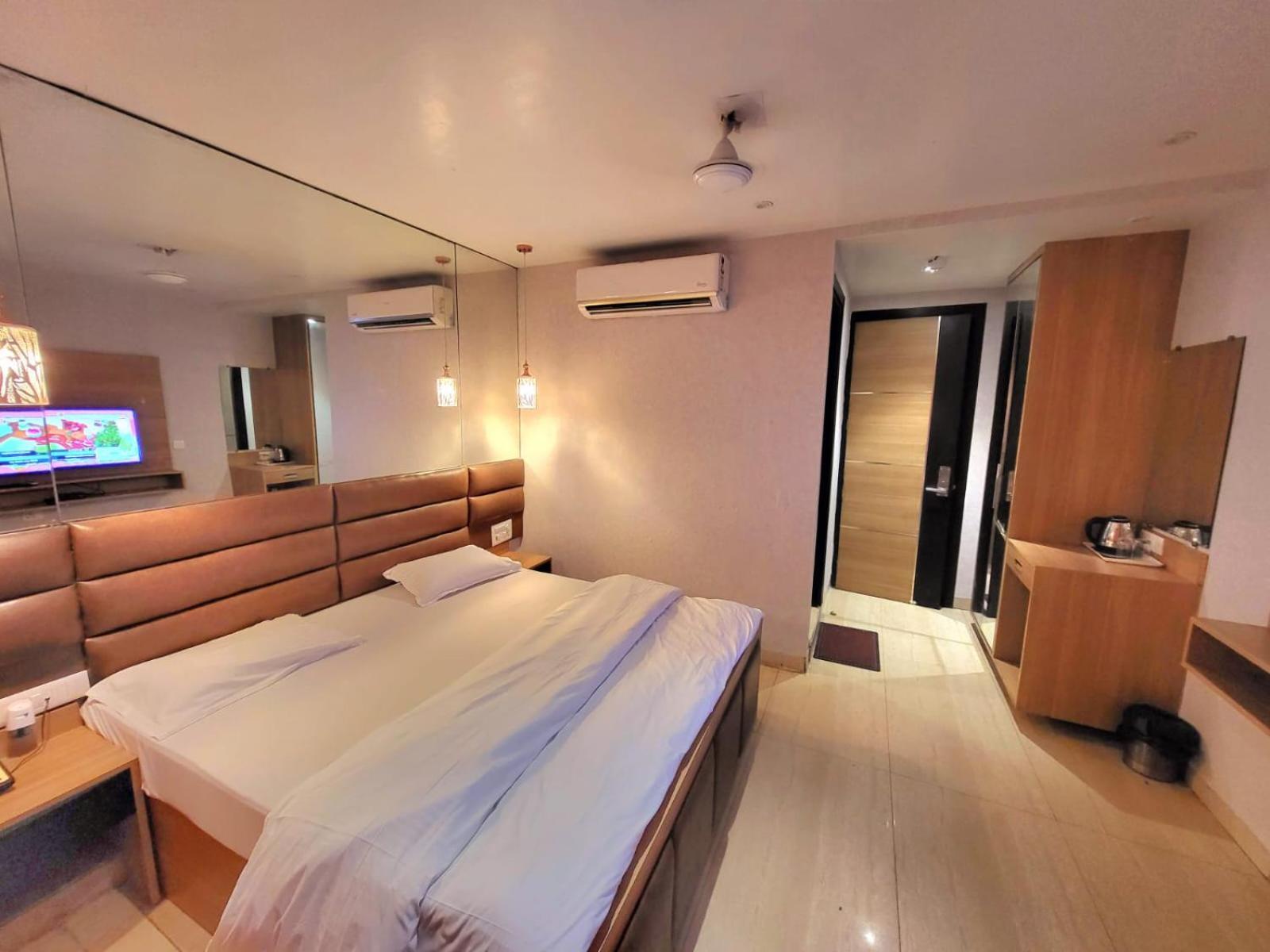 Solitaire Hotel New Delhi Exterior photo
