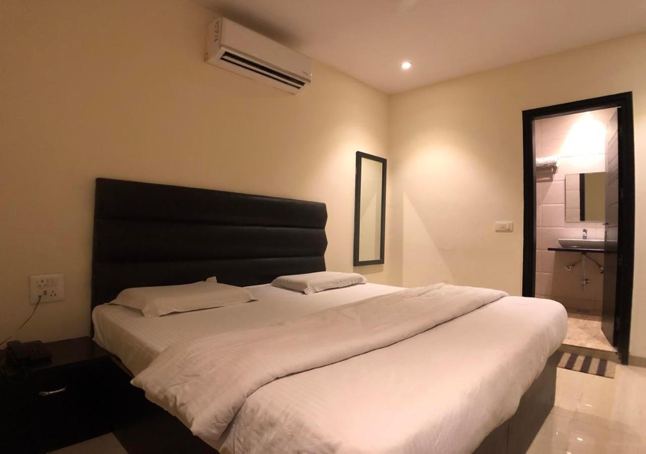 Solitaire Hotel New Delhi Exterior photo